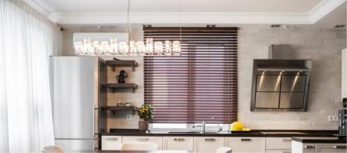 Как установить жалюзи на стеклопакет. Установка жалюзи за 1 час – пошаговые инструкции для всех видов штор