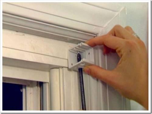 Как снять горизонтальные жалюзи с окна?