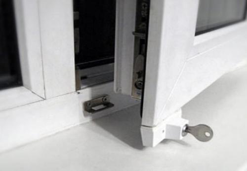 Как установить оконный ограничитель на деревянное окно. Оконные ограничители