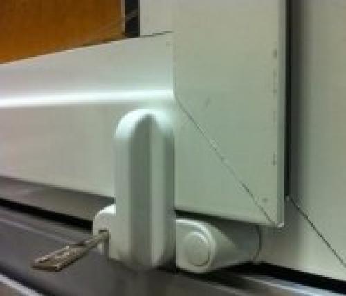 Как установить оконный ограничитель на деревянное окно. Оконные ограничители