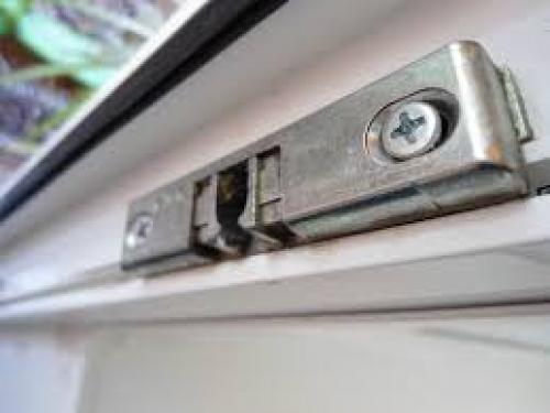 Как закрутить шуруп в металлопластиковое окно. Причины срыва резьбы на оконной фурнитуре