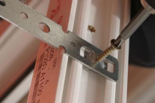 Как вкрутить саморез в пластиковое окно. Оконный саморез – 6 вариантов продукции и основные особенности каждого из них 06