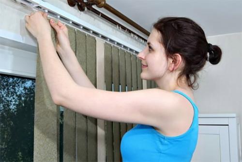 Как быстро помыть жалюзи на окнах не снимая. Как мыть жалюзи, не снимая