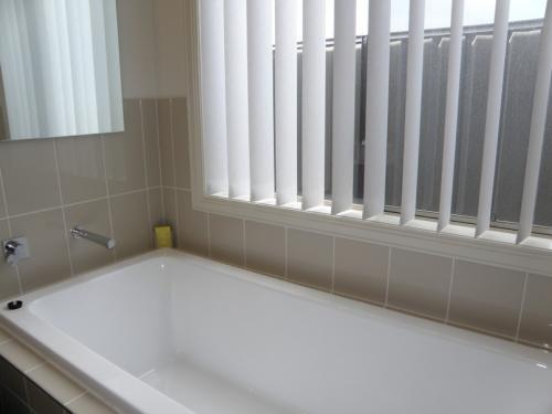 Вертикальные жалюзи на окна. Вертикальные жалюзи — 118 фото стильных современных форматов дизайна для окон