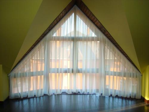 Жалюзи на косые окна. Шторы, жалюзи, карнизы на треугольные окна