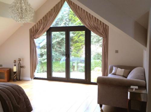 Жалюзи на косые окна. Шторы, жалюзи, карнизы на треугольные окна