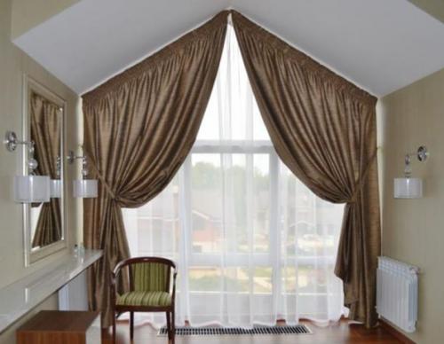 Жалюзи на косые окна. Шторы, жалюзи, карнизы на треугольные окна