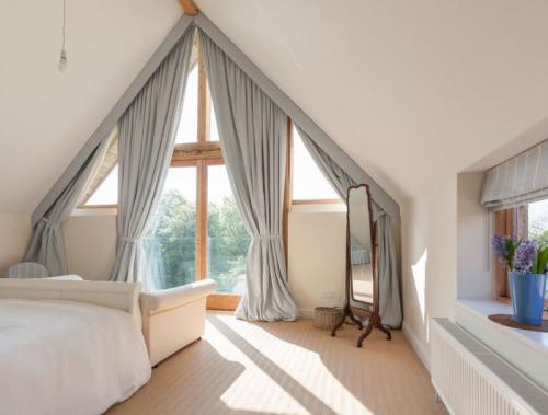 Жалюзи на косые окна. Шторы, жалюзи, карнизы на треугольные окна