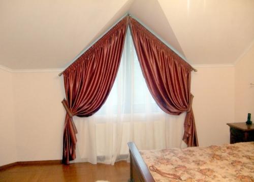 Жалюзи на косые окна. Шторы, жалюзи, карнизы на треугольные окна