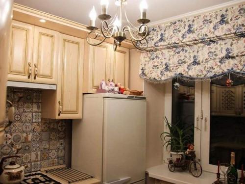 Жалюзи на кухню в хрущевку. Что нужно знать при выборе штор на маленькую кухню