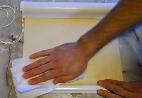 Как почистить рулонные шторы не снимая. Как проводится сухая домашняя чистка