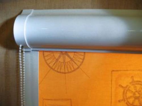 Как крепятся рулонные шторы на пластиковые окна без сверления. Способы установки рулонных штор на окно без сверления 07