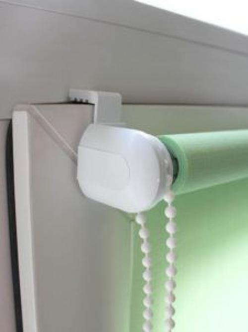 Как крепятся рулонные шторы на пластиковые окна без сверления. Способы установки рулонных штор на окно без сверления 05