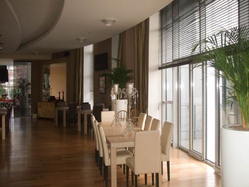 Как снять горизонтальные жалюзи с окна, чтобы помыть. Чистка горизонтальных жалюзи – пластиковых и алюминиевых