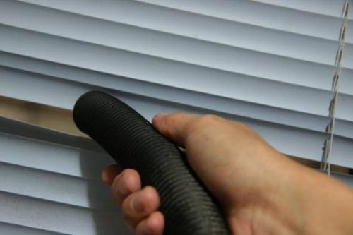 Как помыть горизонтальные жалюзи не снимая с окна. Как помыть жалюзи, не снимая с окон?