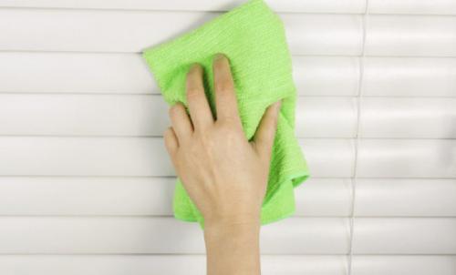 Как быстро помыть жалюзи на окнах не снимая. Как помыть жалюзи, не снимая с окон?