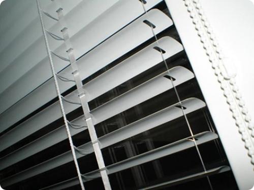 Как опустить жалюзи без веревки. Правила пользования