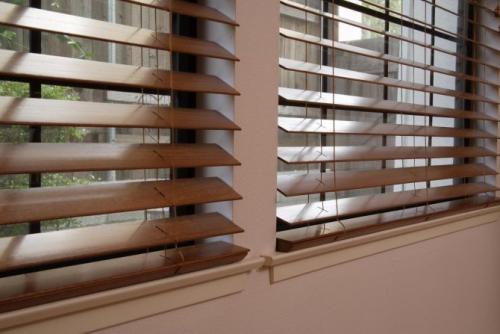 Как снять горизонтальные жалюзи в домашних условиях. Как снять жалюзи с окна (детальная инструкция на каждый вид)