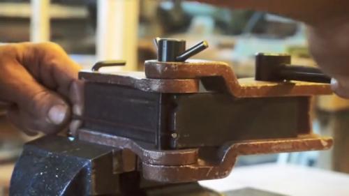 Ограничитель открывания окна своими руками. Процесс изготовления оконных защелок и ограничителя открывания створки окна