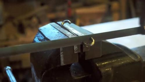 Ограничитель открывания окна своими руками. Процесс изготовления оконных защелок и ограничителя открывания створки окна