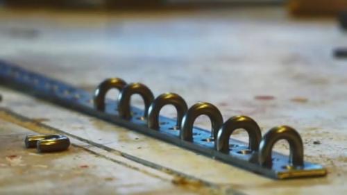 Ограничитель открывания окна своими руками. Процесс изготовления оконных защелок и ограничителя открывания створки окна