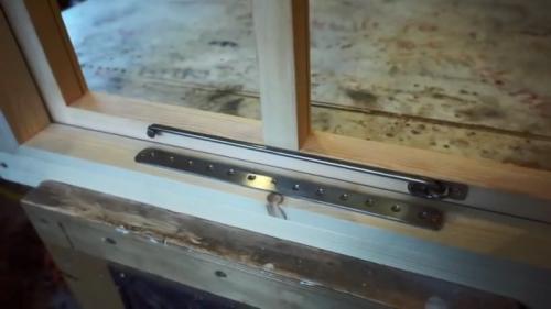 Ограничитель открывания окна своими руками. Процесс изготовления оконных защелок и ограничителя открывания створки окна