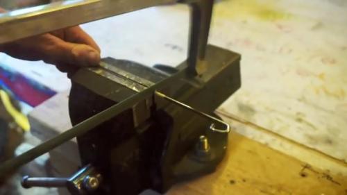 Ограничитель открывания окна своими руками. Процесс изготовления оконных защелок и ограничителя открывания створки окна