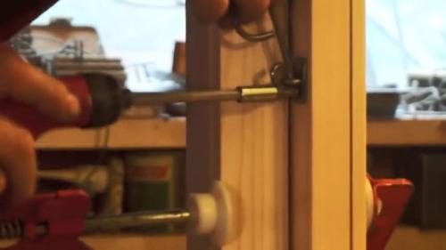 Ограничитель открывания окна своими руками. Процесс изготовления оконных защелок и ограничителя открывания створки окна