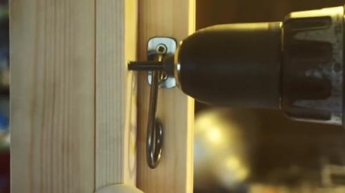 Ограничитель открывания окна своими руками. Процесс изготовления оконных защелок и ограничителя открывания створки окна