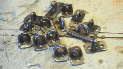 Ограничитель открывания окна своими руками. Процесс изготовления оконных защелок и ограничителя открывания створки окна