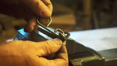 Ограничитель открывания окна своими руками. Процесс изготовления оконных защелок и ограничителя открывания створки окна