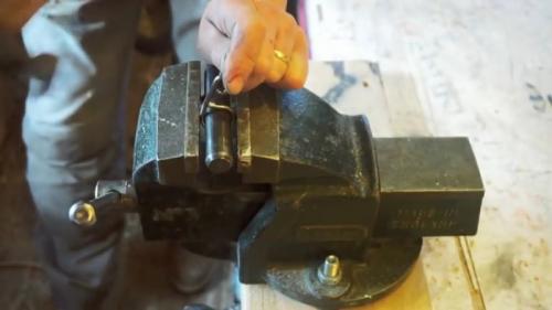 Ограничитель открывания окна своими руками. Процесс изготовления оконных защелок и ограничителя открывания створки окна