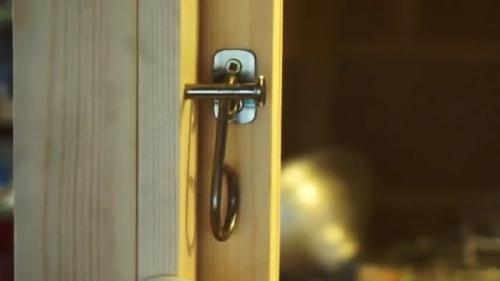 Ограничитель открывания окна своими руками. Процесс изготовления оконных защелок и ограничителя открывания створки окна