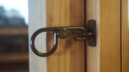 Ограничитель открывания окна своими руками. Процесс изготовления оконных защелок и ограничителя открывания створки окна