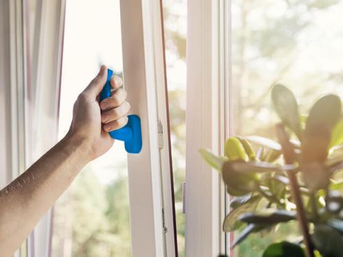 Как правильно установить ограничитель открывания окна. Виды фиксаторов 07