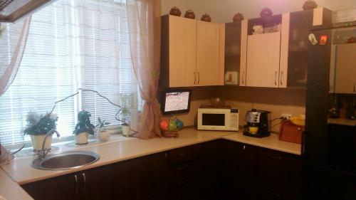 Как выбрать жалюзи на кухню. Плюсы и минусы жалюзи на кухне