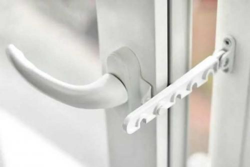 Какой ограничитель на окно лучше. Что такое гребенка для окна