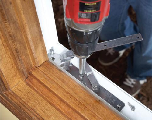 Как установить оконный ограничитель на деревянное окно. Варианты монтажа окон