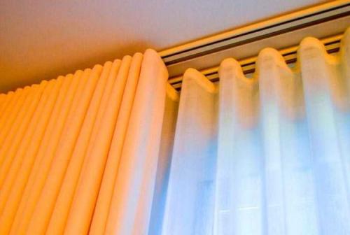 Как одеть бленду на потолочный карниз. Монтаж потолочного карниза к бетонному перекрытию