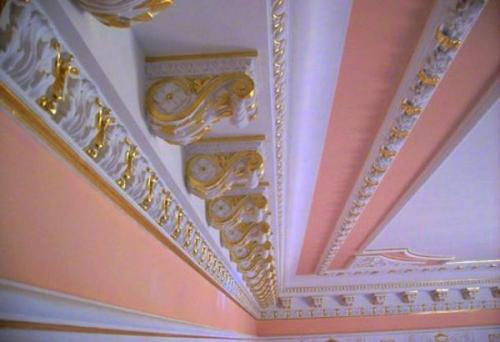 Как вырезать внутренний угол потолочного плинтуса. Как вырезать угол потолочного плинтуса