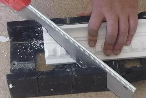 Как вырезать внутренний угол потолочного плинтуса. Как вырезать угол потолочного плинтуса