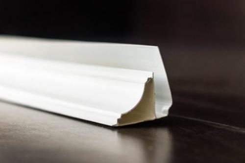 Как вырезать угол на потолочном плинтусе без стусла. Как обрезать потолочный плинтус в углах без стусла