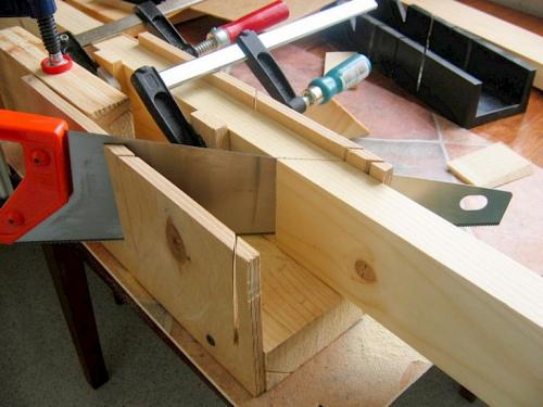 Как обрезать карниз потолочный под углом 45 без стусла. Как отрезать потолочный плинтус без стусла 04