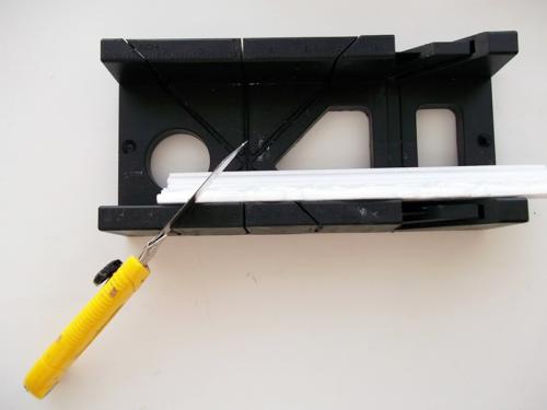 Как резать углы потолочного плинтуса со стуслом. Как вырезать угол на потолочном плинтусе со стуслом и без: инструкция для «чайников»