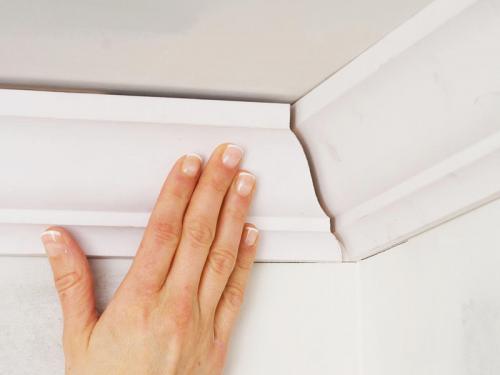 Как резать углы потолочного плинтуса со стуслом. Как вырезать угол на потолочном плинтусе со стуслом и без: инструкция для «чайников»