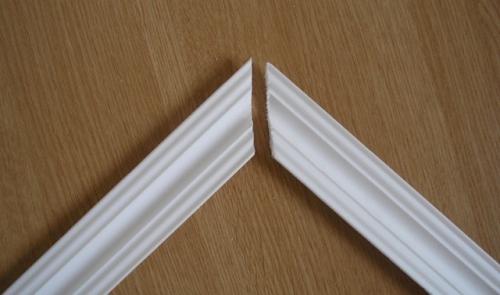 Правильная подрезка потолочный плинтуса. Как резать потолочный плинтус: работа с помощью стусла или без инструмента 05 Правильная подрезка потолочный плинтуса. Как резать потолочный плинтус: работа с помощью стусла или без инструмента 05