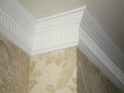 Правильная подрезка потолочный плинтуса. Как резать потолочный плинтус: работа с помощью стусла или без инструмента