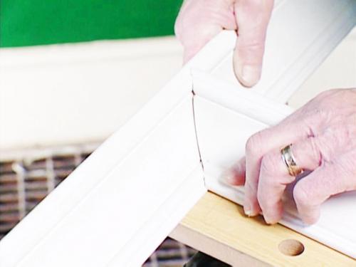 Как резать углы потолочного плинтуса со стуслом. Как вырезать угол на потолочном плинтусе со стуслом и без: инструкция для «чайников»