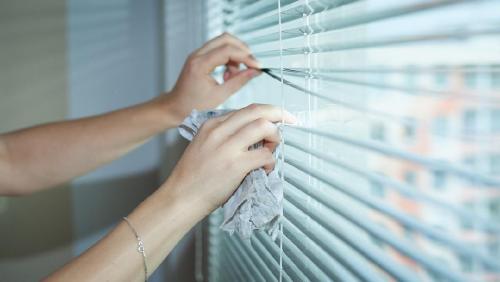 Как помыть горизонтальные жалюзи. Как легко почистить горизонтальные жалюзи: 7 неочевидных способов