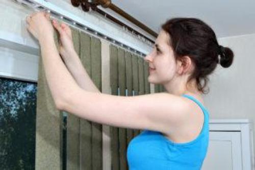 Как почистить тканевые жалюзи не снимая. Как очистить вертикальные тканевые жалюзи, сняв их с окна